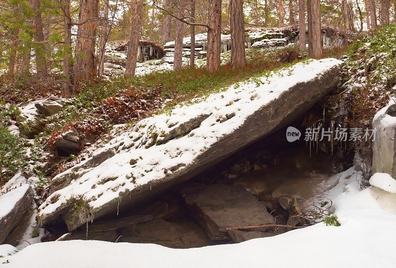 天然岩石掩蔽在雪林- 2